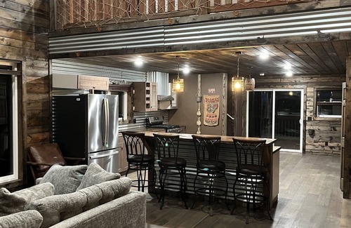Grandy Cabin | Lakeside Treehouse Cabin sleeps 6+Hot Tub+Cold Tub