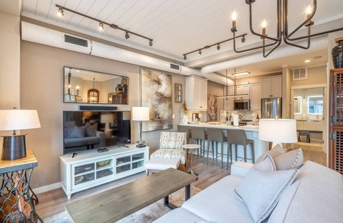 Sherwood - Tualatin South Condo | LAKESIDE URBAN INN . . . truly a HIDDEN GEM on the LAKE in Downtown Tualatin!