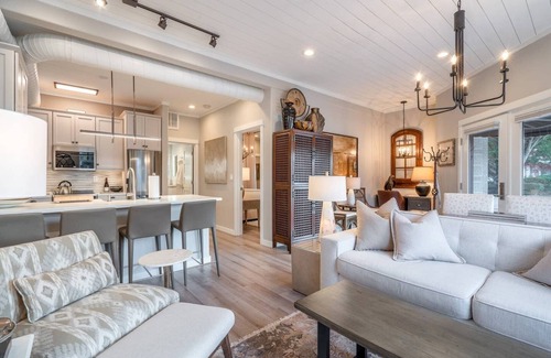 Sherwood - Tualatin South Condo | LAKESIDE URBAN INN . . . truly a HIDDEN GEM on the LAKE in Downtown Tualatin!