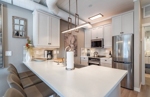 Sherwood - Tualatin South Condo | LAKESIDE URBAN INN . . . truly a HIDDEN GEM on the LAKE in Downtown Tualatin!