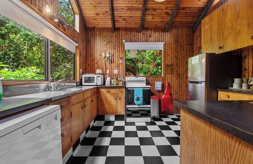 Okere Falls Cottage | Lakeside Villa - Lake Rotoiti Holiday Home