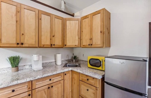 Lakeside Cottage | Lakeside’s Cozy Tiny House Escape - Walk to Beach & Downtown - Pet-Friendly