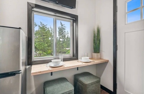 Lakeside Cottage | Lakeside’s Cozy Tiny House Escape - Walk to Beach & Downtown - Pet-Friendly