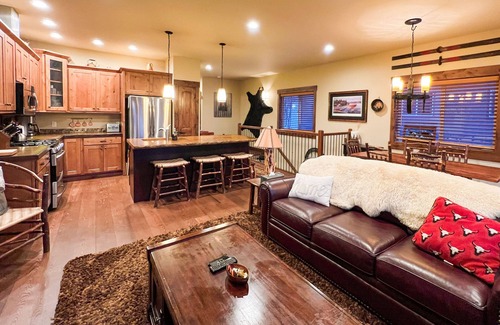 Bigfork Condo | Lakeview Cabin Condo with Balcony Hot Tub