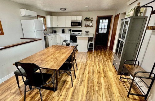 Crofton Cabin | Lakeview Cabin- minutes from beach!