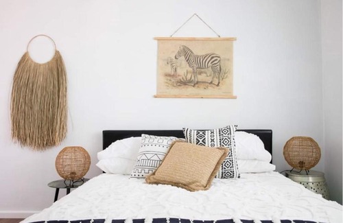 Oak Flats House | Lakeview Cottage Guestroom w/ ensuite