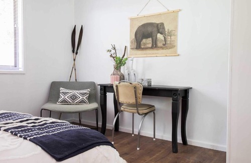Oak Flats House | Lakeview Cottage Guestroom w/ ensuite