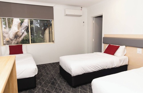 Oak Flats Hotel | Lakeview Hotel Motel