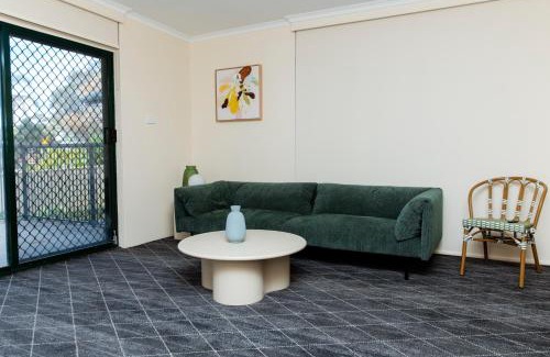 Oak Flats Hotel | Lakeview Hotel Motel