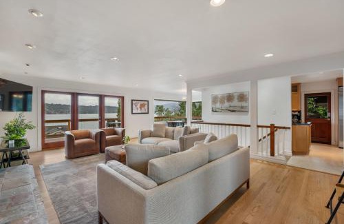 East Lake Hills House | Lakeview house centrally located
