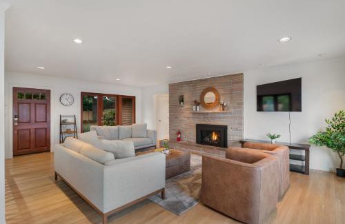 East Lake Hills House | Lakeview house centrally located