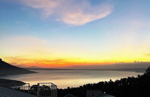 Mataas Na Kahoy House | Lakeview Loft with Sunset Deck