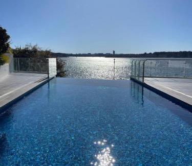 Kingston Apartment | Lakeview Luxe - EV charger, Pool, Gym, Location +