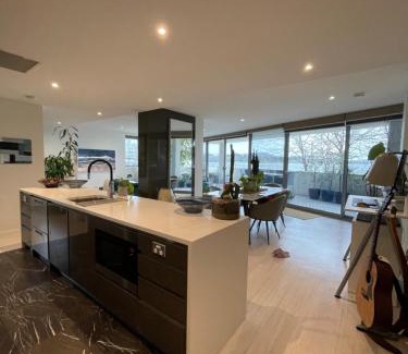 Kingston Apartment | Lakeview Luxe - EV charger, Pool, Gym, Location +