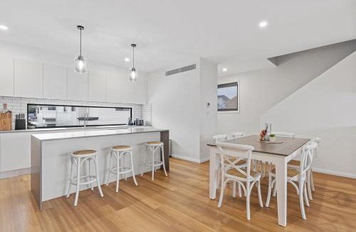 Warners Bay House | Lakeview Luxury Work from home spaces