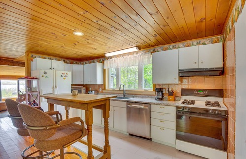 Searsport Cottage | Lakeview Maine Retreat w/Fire Pit, Grill & Canoe