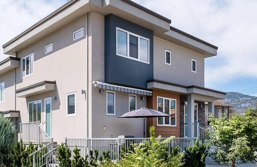 Okanagan-Similkameen House | Lakeview Street Villa Steps to Beach