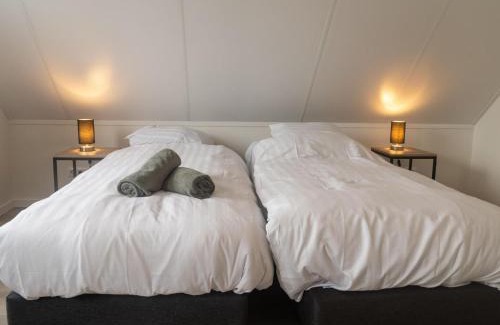 Municipality of Nissewaard House | Lakeview villa with swimming and fishing pier