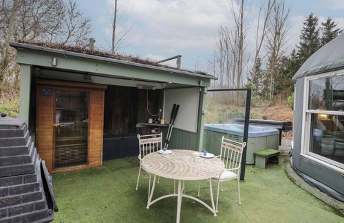 Beckford Cottage | LAKEVIEW YURT, pet friendly, character holiday cottage in Beckford