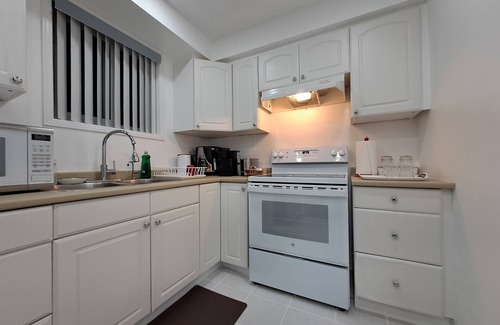 Malton House | Lala-air (5km to Pearson airport. 250m to Westwood mall. 2.5km to GO station)