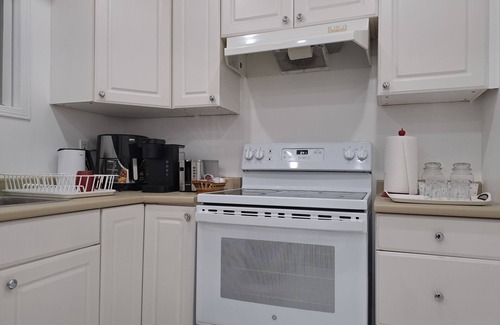 Malton House | Lala-air (5km to Pearson airport. 250m to Westwood mall. 2.5km to GO station)