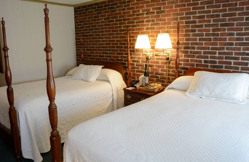 Hampton Hotel | Lamie's Inn and The Old Salt Restaurant