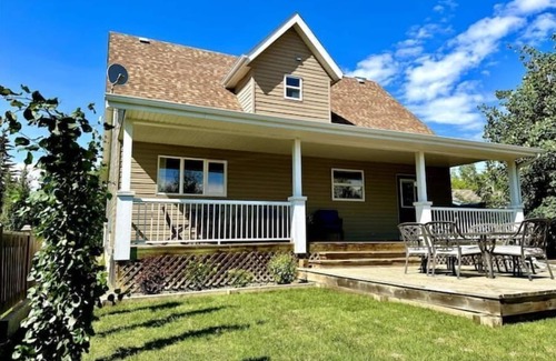 Sylvan Lake House | Lamplight Cottage | paddle-boards, AC, best beach!