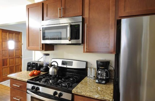 Oak Park House | Lamplight House - Quiet Beauty Close to ALL Downtowns!