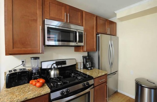 Oak Park House | Lamplight House - Quiet Beauty Close to ALL Downtowns!