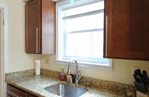 Oak Park House | Lamplight House - Quiet Beauty Close to ALL Downtowns!