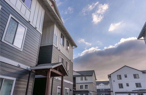 Woodburn Apartment | Landing | Amazing 2BD, Clubhouse, Pool