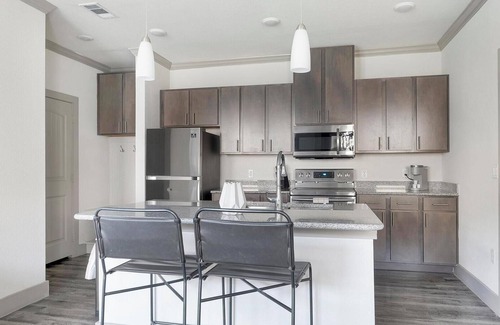 Shadow Glen Apartment | Landing | Amazing 2BD, Clubhouse, Pool