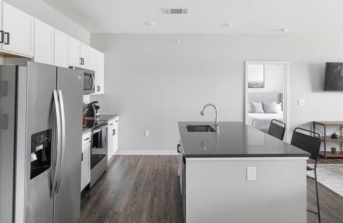 Madison Apartment | Landing | Amazing 2BD, Pool, Gym