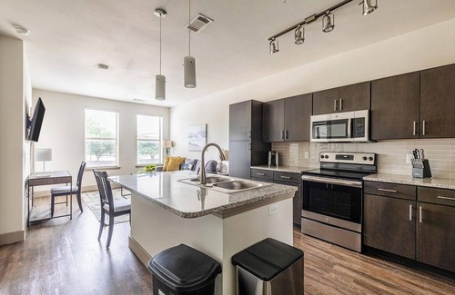 Haltom City Apartment | Landing at Bellrock Upper North - 1 Bedroom in .