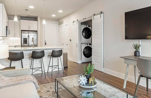 Wetmore Apartment | Landing at La Tierna - 1 Bedroom in Northwest Side
