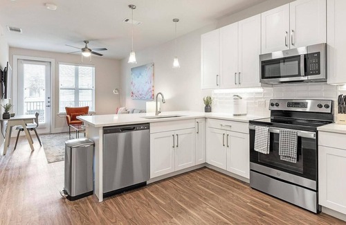 Wetmore Apartment | Landing at La Tierna - 1 Bedroom in Northwest Side