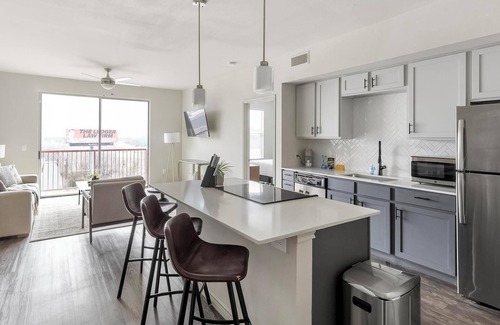 West Dallas Apartment | Landing at Lofts at Sylvan Thirty - 2 Bedrooms .