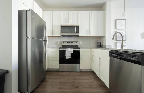 Charlotte Apartment | Landing at Pine 25 North End - 1 Bedroom in Try.