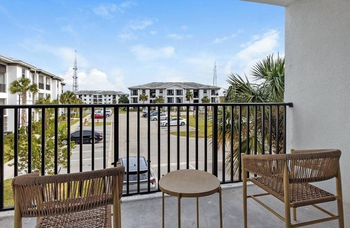 Eastwood Village Apartment | Landing at The Vistas at Eastwood - 2 Bedrooms .