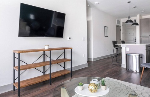 Houston Apartment | Landing | Beautiful 1BD, Gym, Courtyard