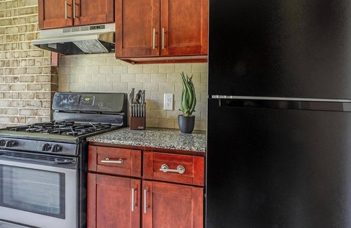 Greenbelt Apartment | Landing | Beautiful 1BD, Gym, Pool