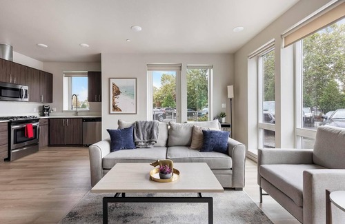 Hayden Island Apartment | Landing | Beautiful 1BD, Gym, Pool