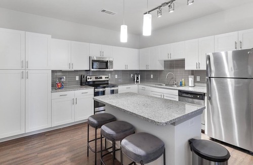 Haltom City Apartment | Landing | Beautiful 2BD, Gym, Yoga Studio