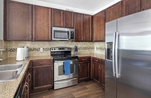 Irving Apartment | Landing | Beautiful 2BD, Courtyard, Clubhouse