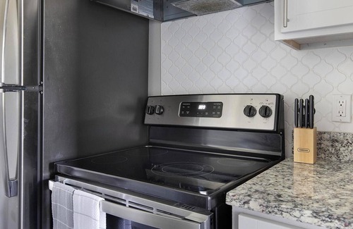 Royal Ridge Apartment | Landing | Chic 1BD, Clubhouse, Pool