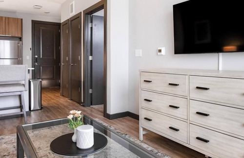 Buda Apartment | Landing | Chic 1BD in Brooks Crossing