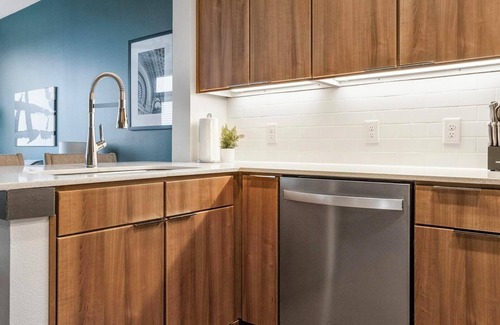 Buda Apartment | Landing | Chic 1BD in Brooks Crossing