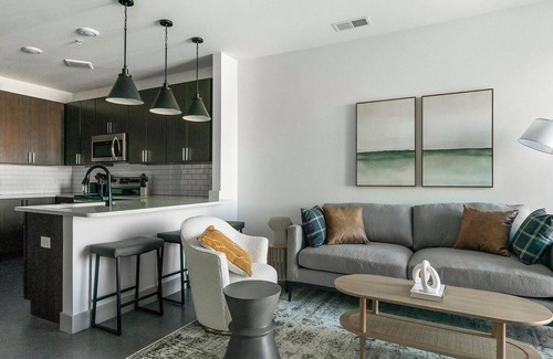 Richmond Apartment | Landing | Chic 1BD, Pool, Gym