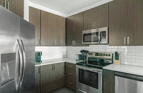 Richmond Apartment | Landing | Chic 1BD, Pool, Gym