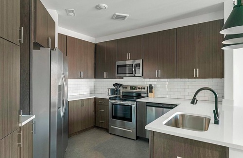 Richmond Apartment | Landing | Chic 1BD, Pool, Gym